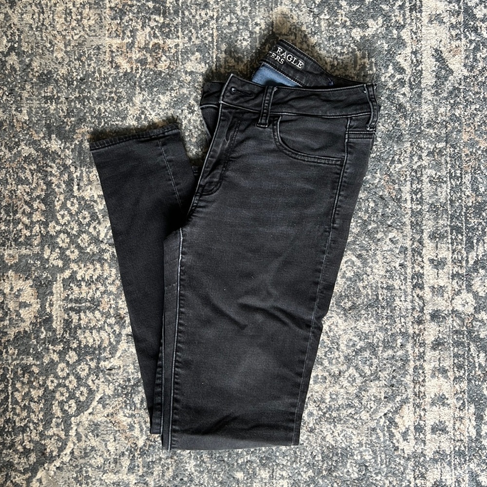 American Eagle super stretch jegging. Size 8 grey. Lightly warn, no rips/ tears.